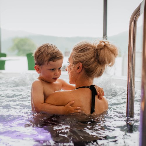 Rodzinny relaks w jacuzzi w strefie basenowej Panoramy